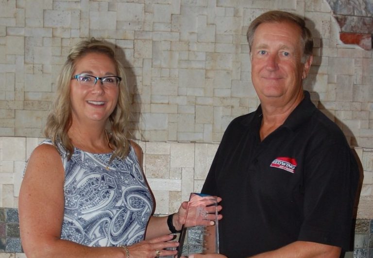 Red Wing Software President Ken Hilton receives a plaque from Brenda Duckworth, president of the Farm Financial Standards Council.